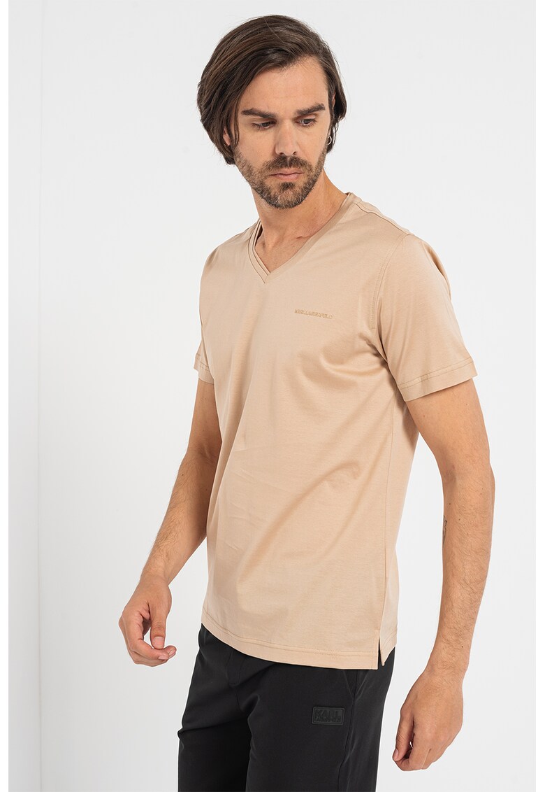 Tricou cu decolteu in v si logo discret pe piept