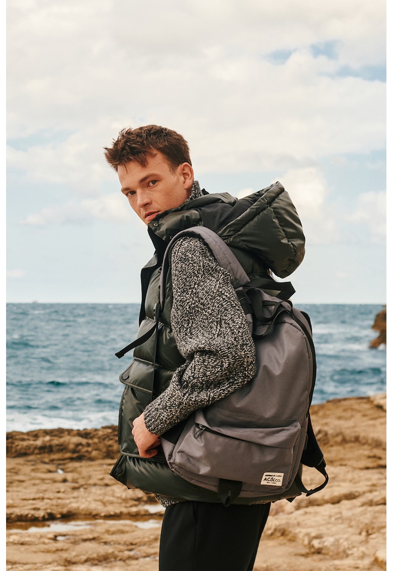 Vesta bufanta cu gluga si aspect matlasat