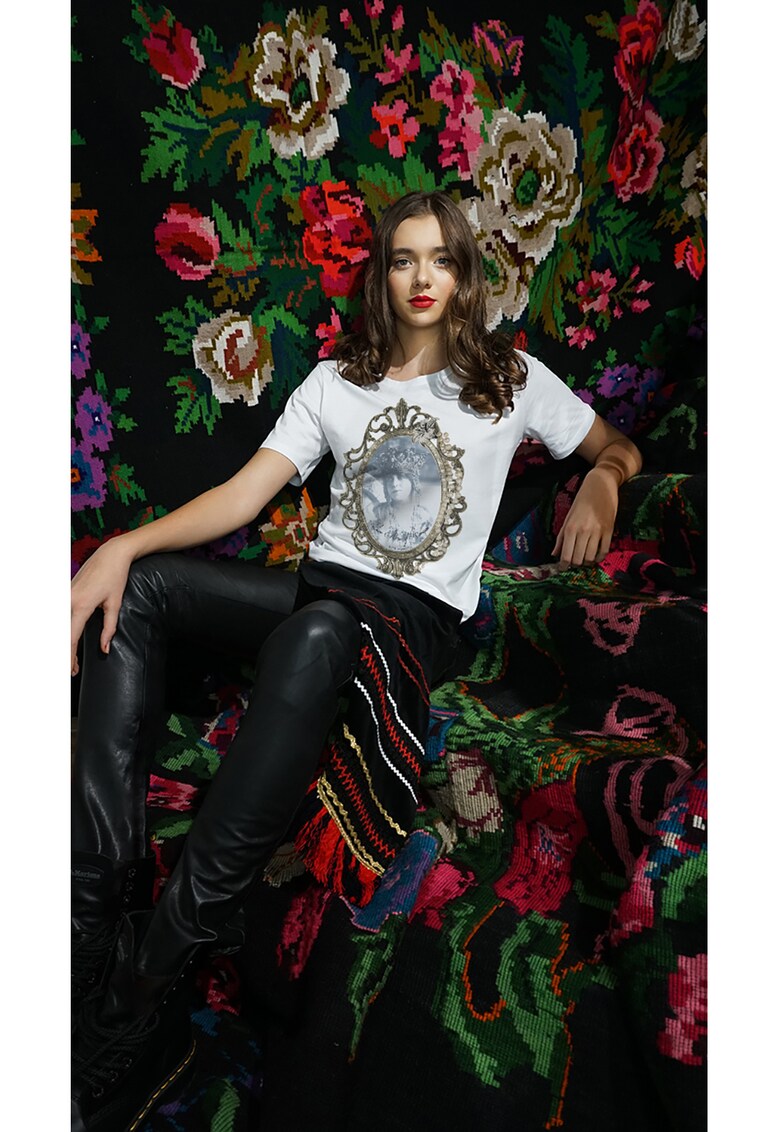 Laura Lazar Тениска Regina Maria с овално деколте и щампа за Жени Laura Lazar Тениска Regina Maria с овално деколте и щампа за Жени