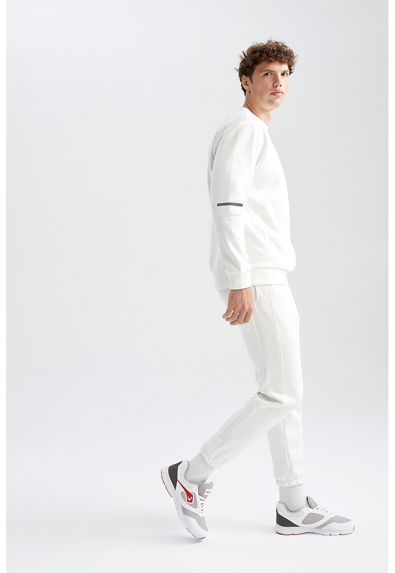 Pantaloni sport cu snur si buzunare laterale