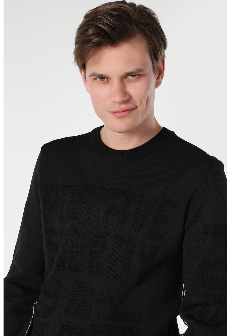 Pulover cu decolteu la baza gatului si imprimeu text