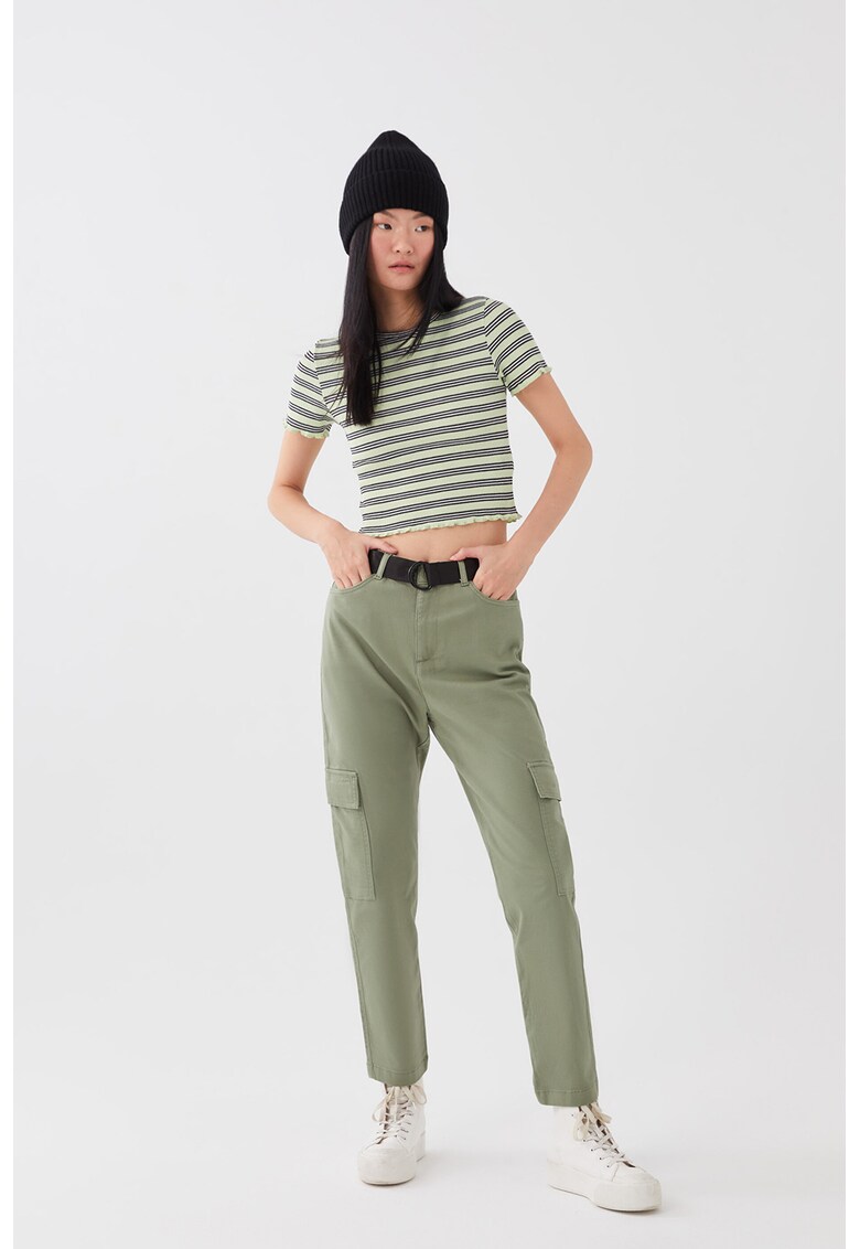 Pantaloni cargo cu o curea