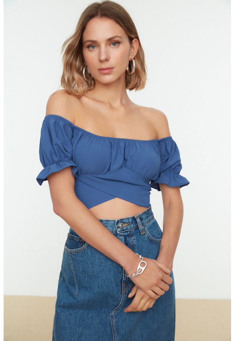 Bluza crop cu decolteu pe umeri