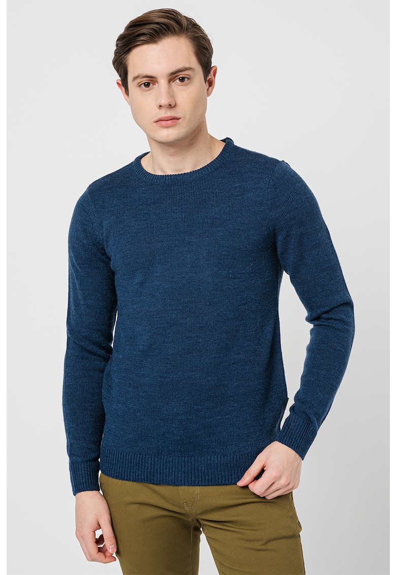 Пуловер с овално деколте