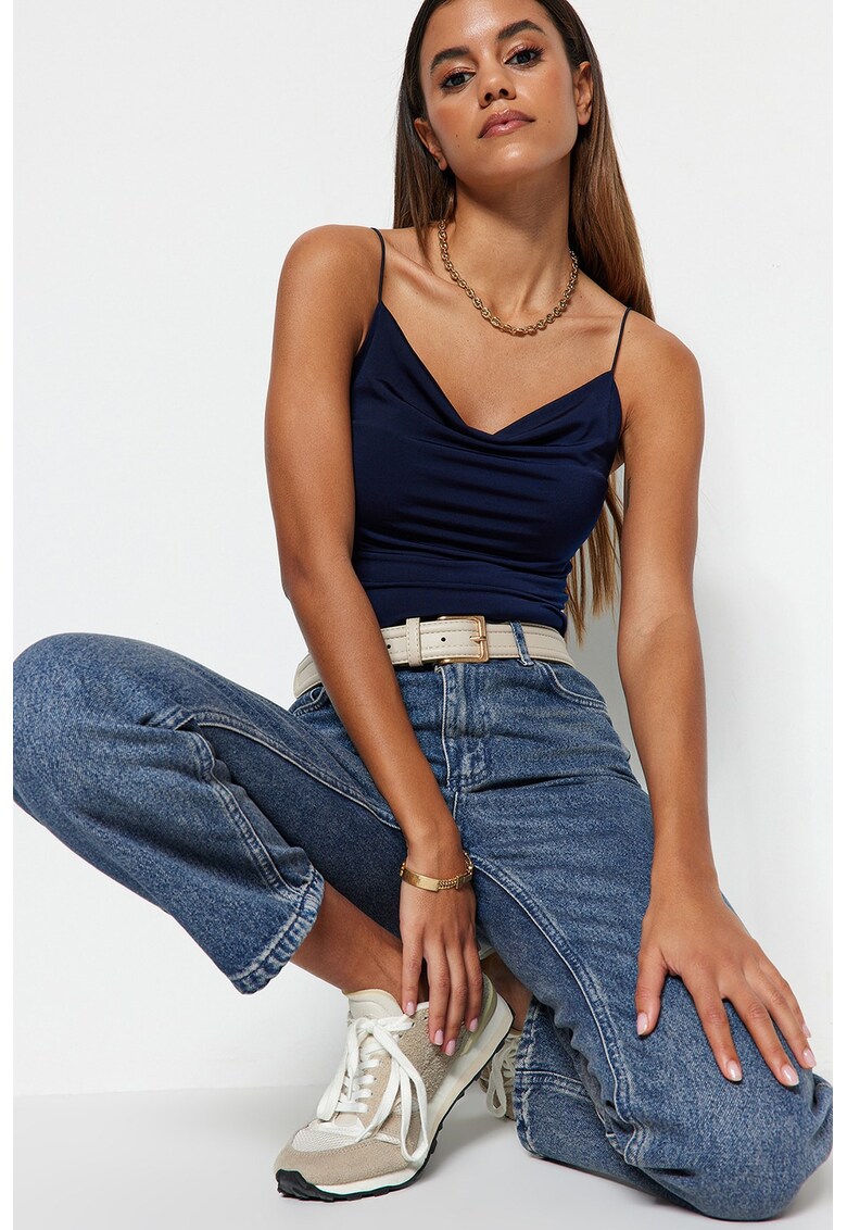 Top slim fit cu decolteu plisat