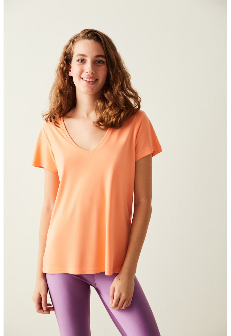 Tricou cu decolteu usor in V Tricou cu decolteu usor in V