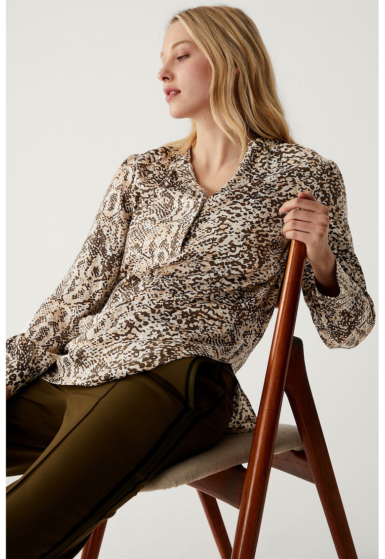 Bluza cu animal print si guler ascutit