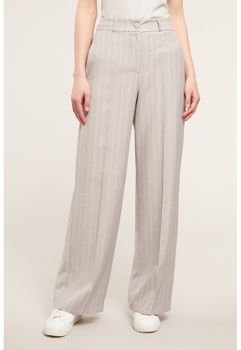 Pantaloni cu croiala ampla si dungi