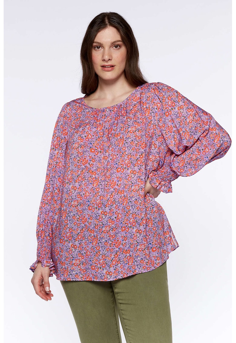 Bluza cu model floral si mansete cu volane