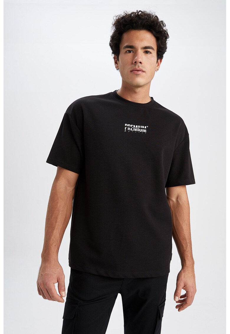 Tricou cu decolteu la baza gatului
