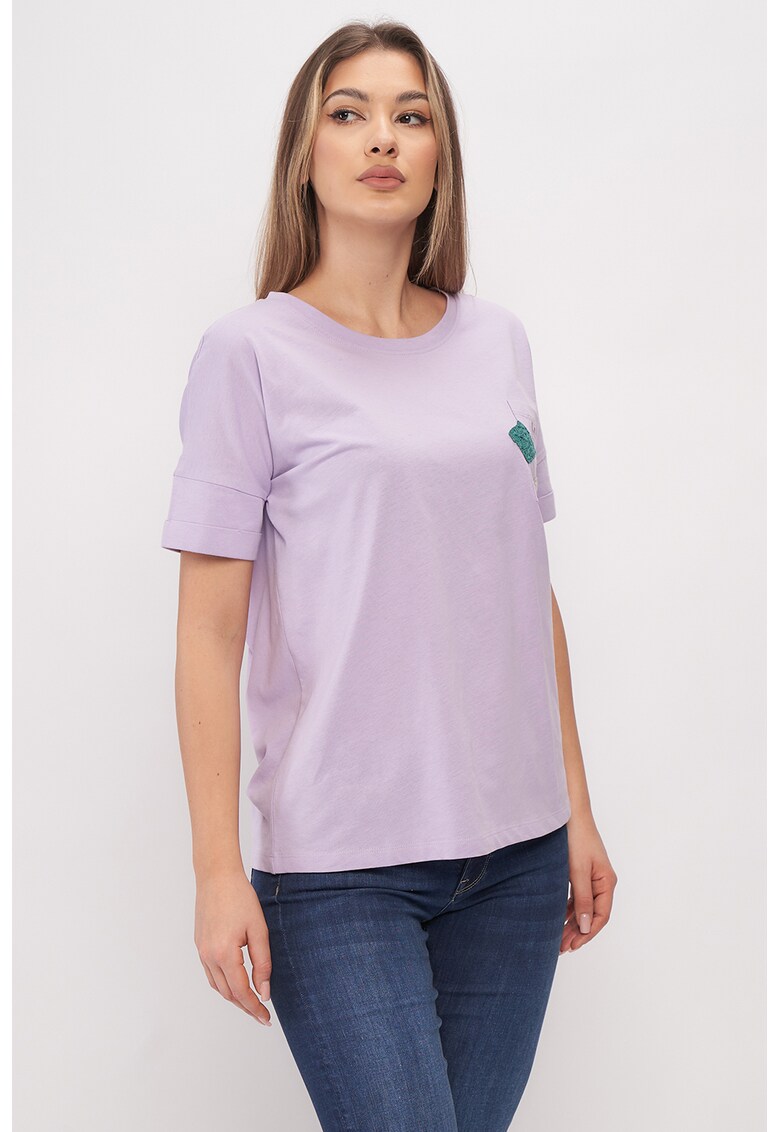Tricou cu decolteu la baza gatului si buzunar aplicat