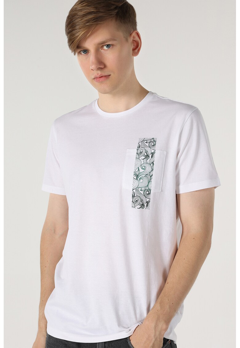 Tricou cu decolteu la baza gatului si buzunar pe piept - Alb