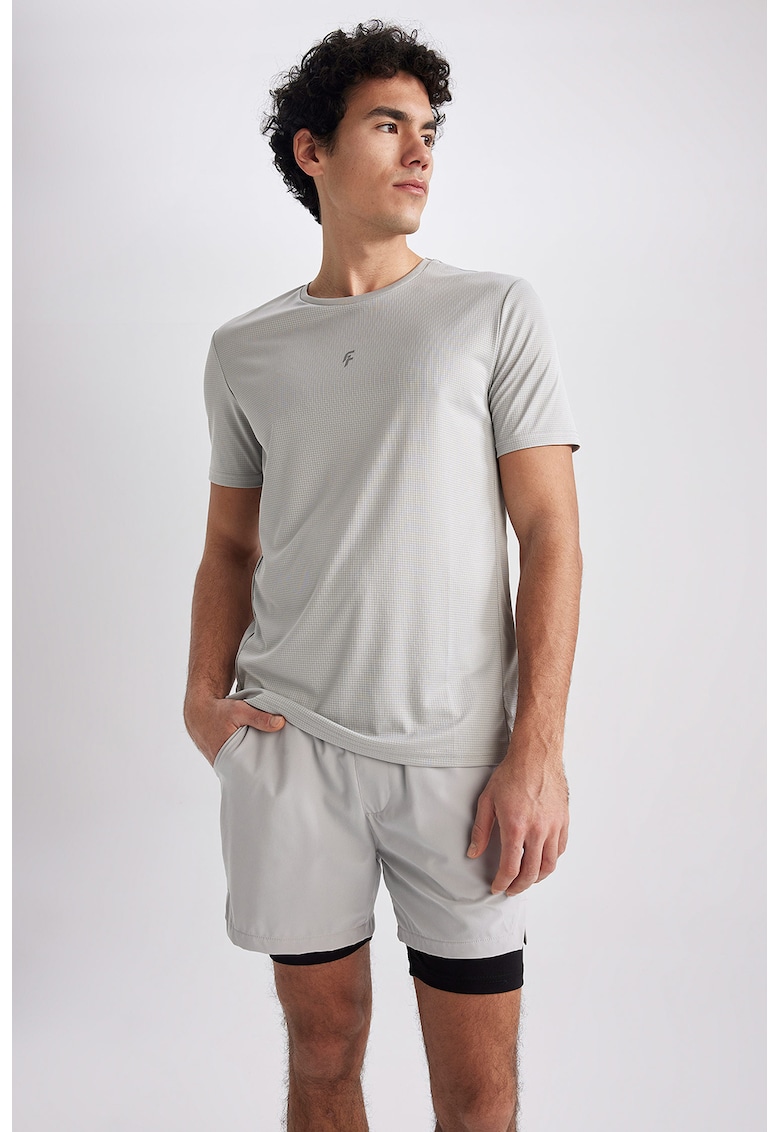 Tricou cu decolteu la baza gatului si imprimeu discret