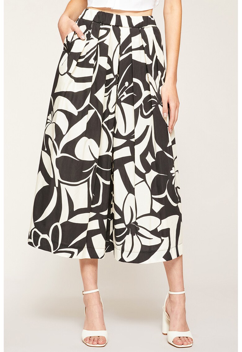 Pantaloni culotte cu model floral