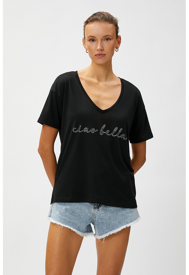 Tricou cu decolteu in V si aplicatii cu strasuri