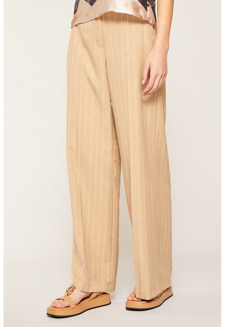 Pantaloni cu croiala ampla si dungi