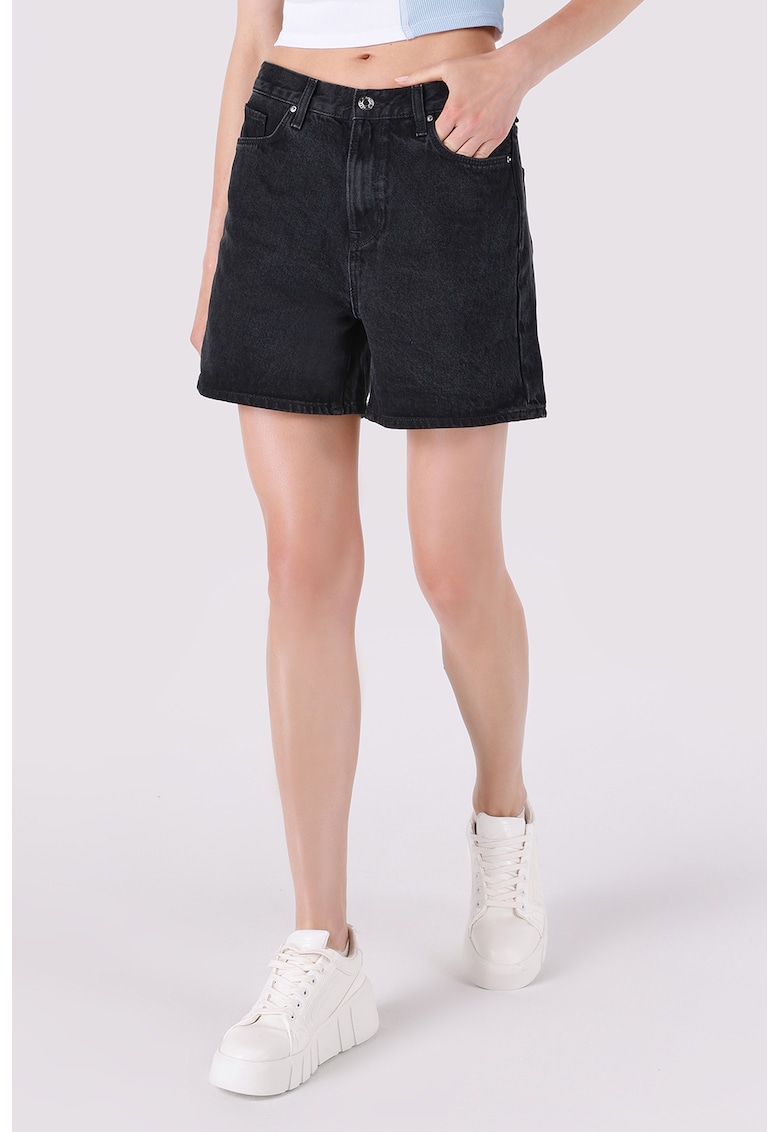 Blugi scurti cu talie medie