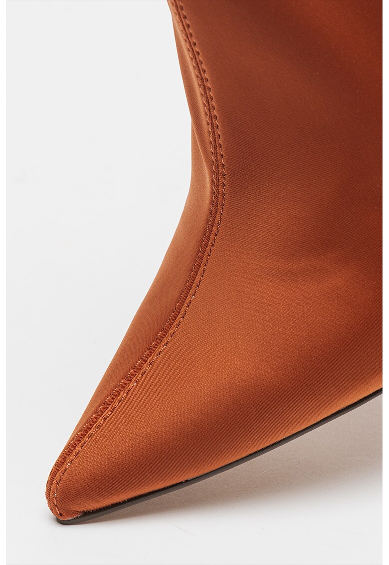 Botine cu varf ascutit