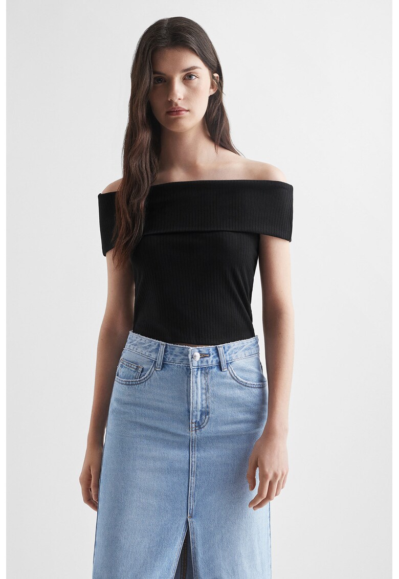 Bluza crop cu decolteu pe umeri si striatii
