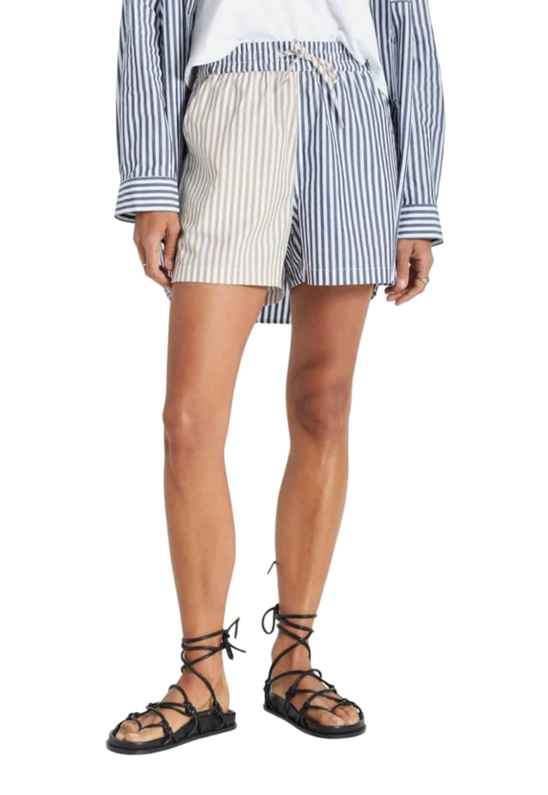 Pantaloni scurti cu dungi si snur -