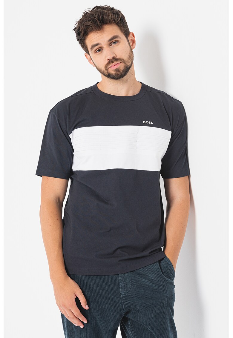 Tricou cu segment contrastant si decolteu la baza gatului
