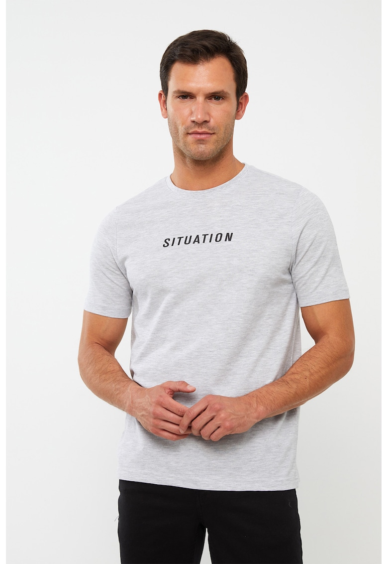 Tricou cu decolteu la baza gatului si imprimeu text