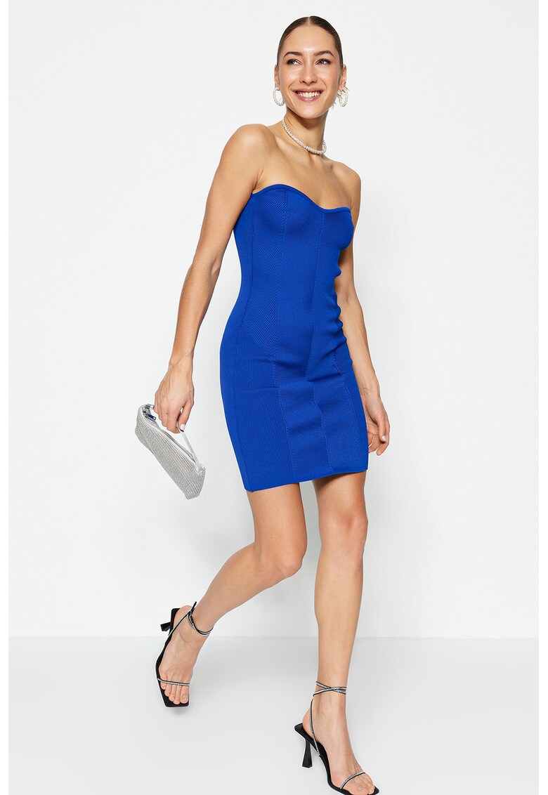 Rochie cu decolteu pe umeri si aspect striat
