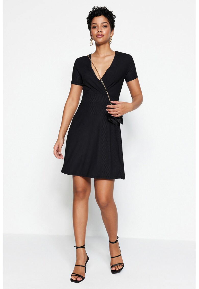 Rochie cu croiala in a - decolteu in v si aspect striat
