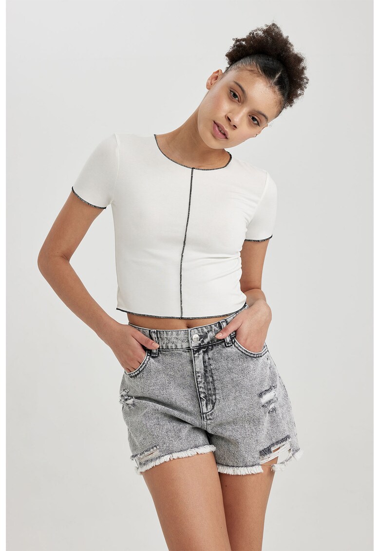 Tricou crop cu decolteu la baza gatului