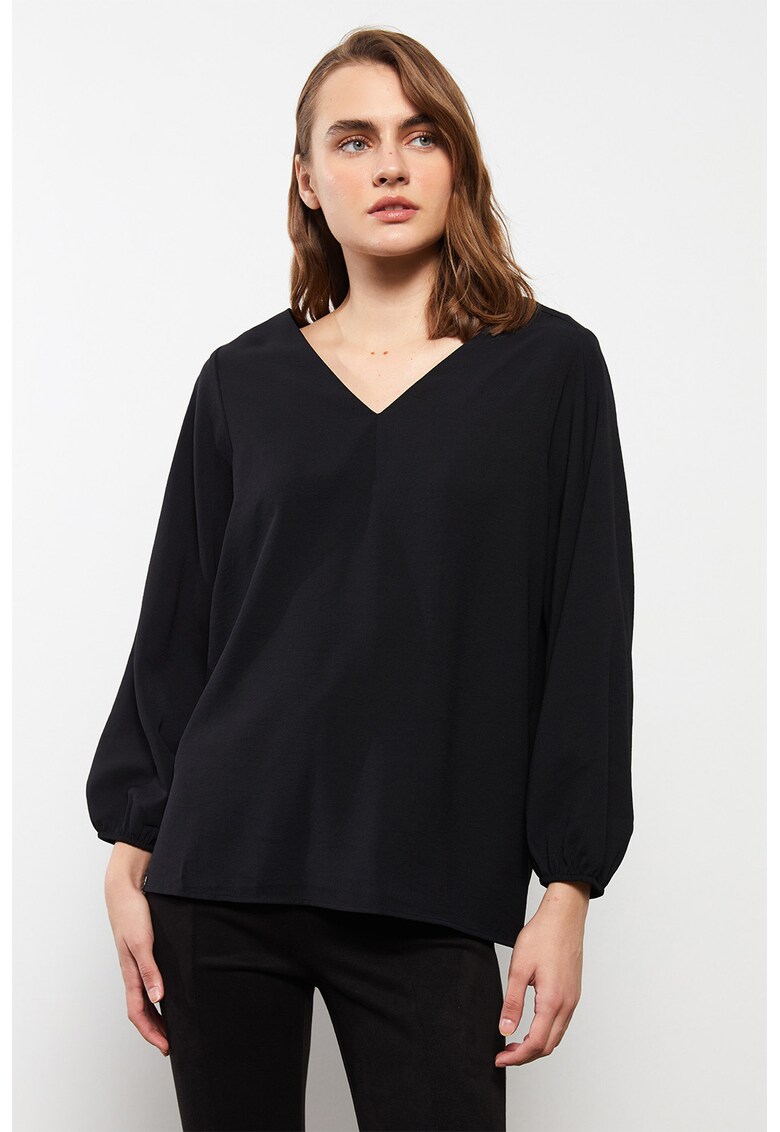 Bluza cu decolteu in V si detalii de lant