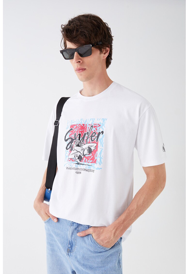 Tricou cu decolteu la baza gatului - cu imprimeu
