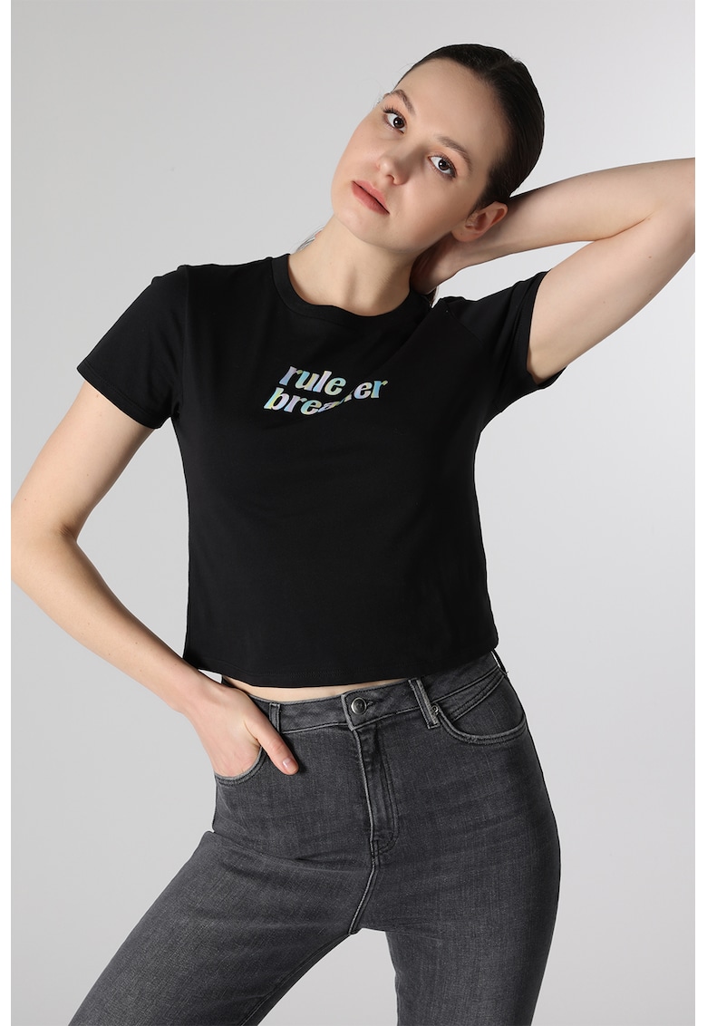 Tricou cu decolteu la baza gatului si detaliu cu imprimeu text