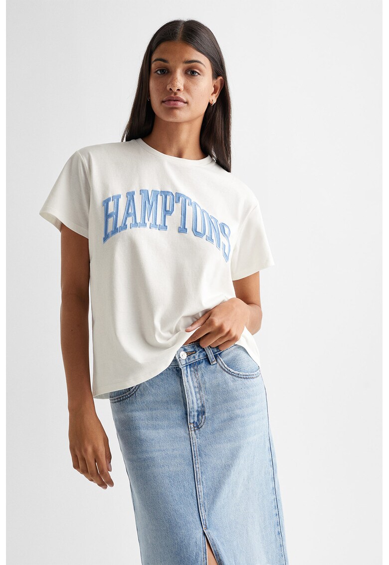 Tricou cu decolteu la baza gatului si text Hamptons