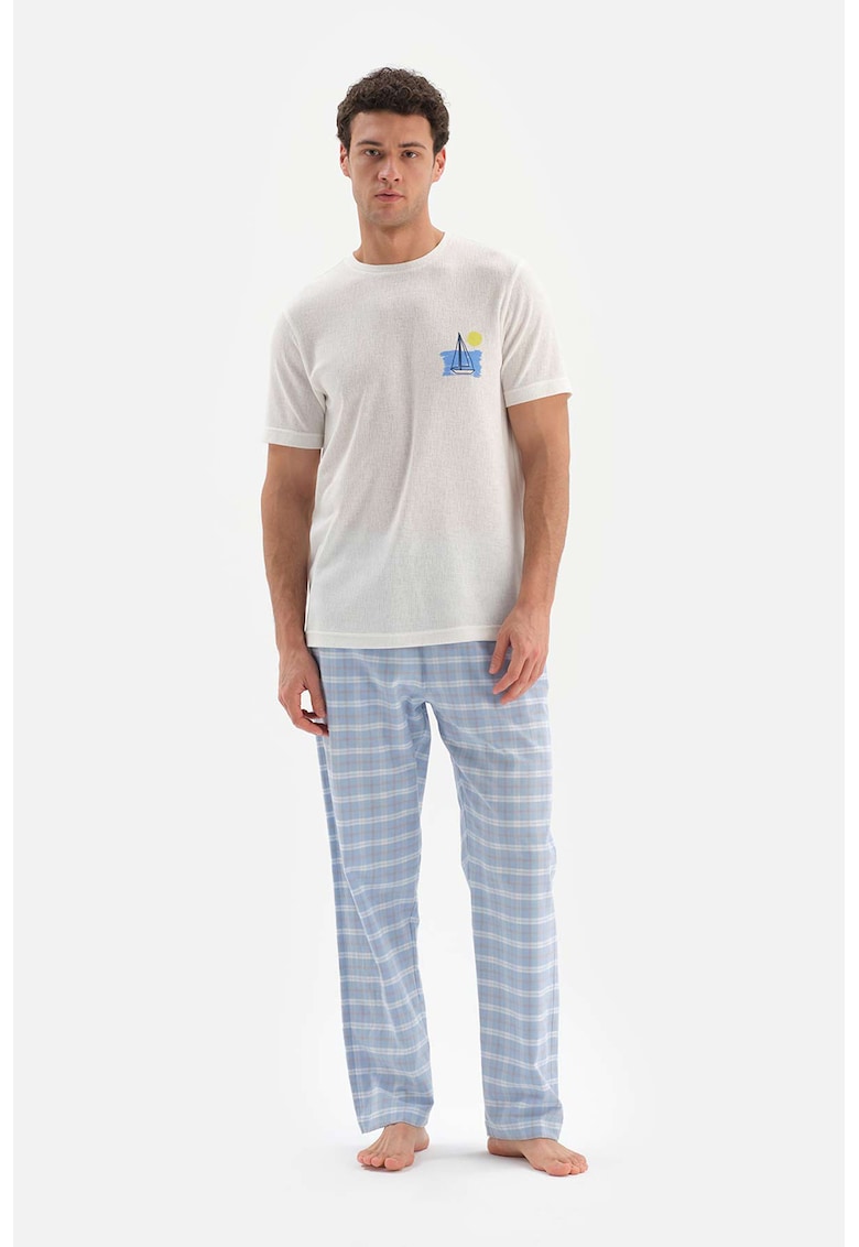 Pijama cu imprimeu grafic si decolteu la baza gatului