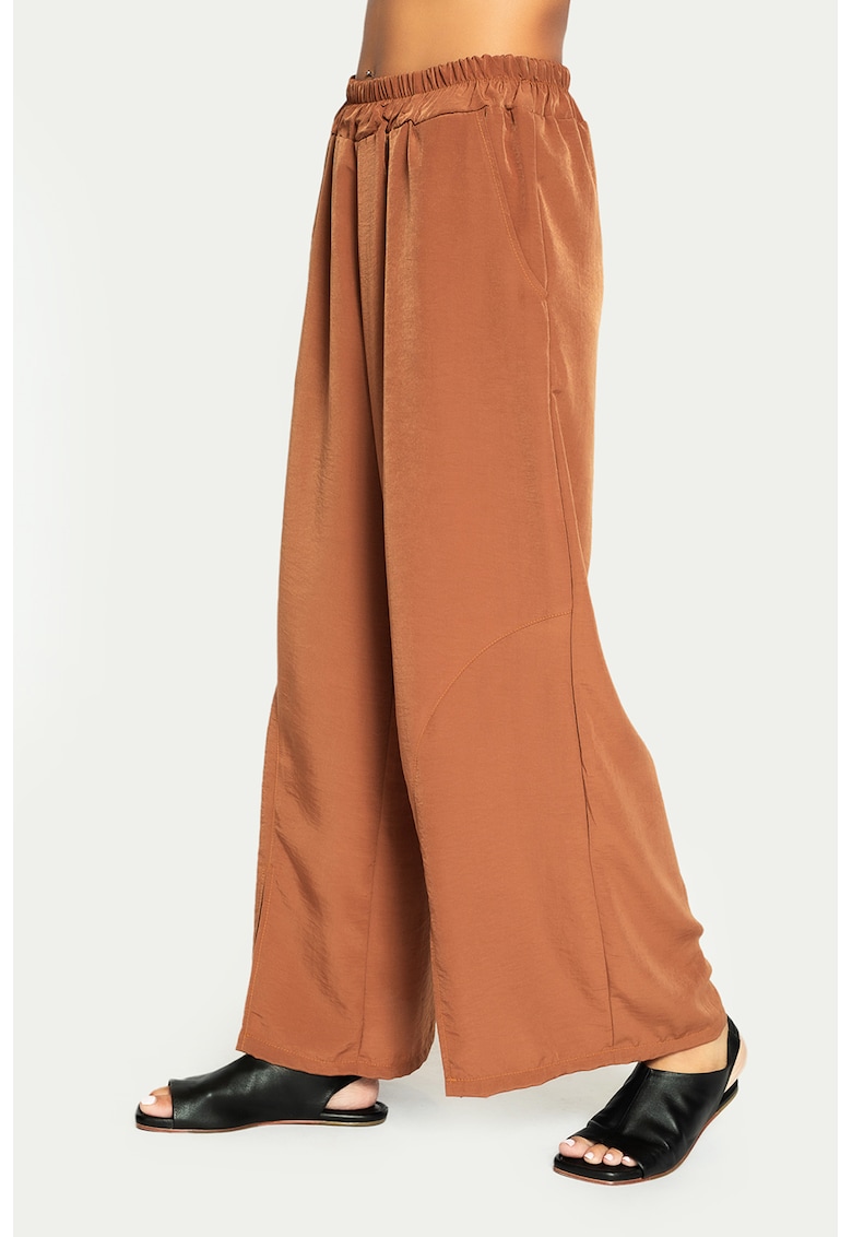 Pantaloni cu croiala ampla si model uni
