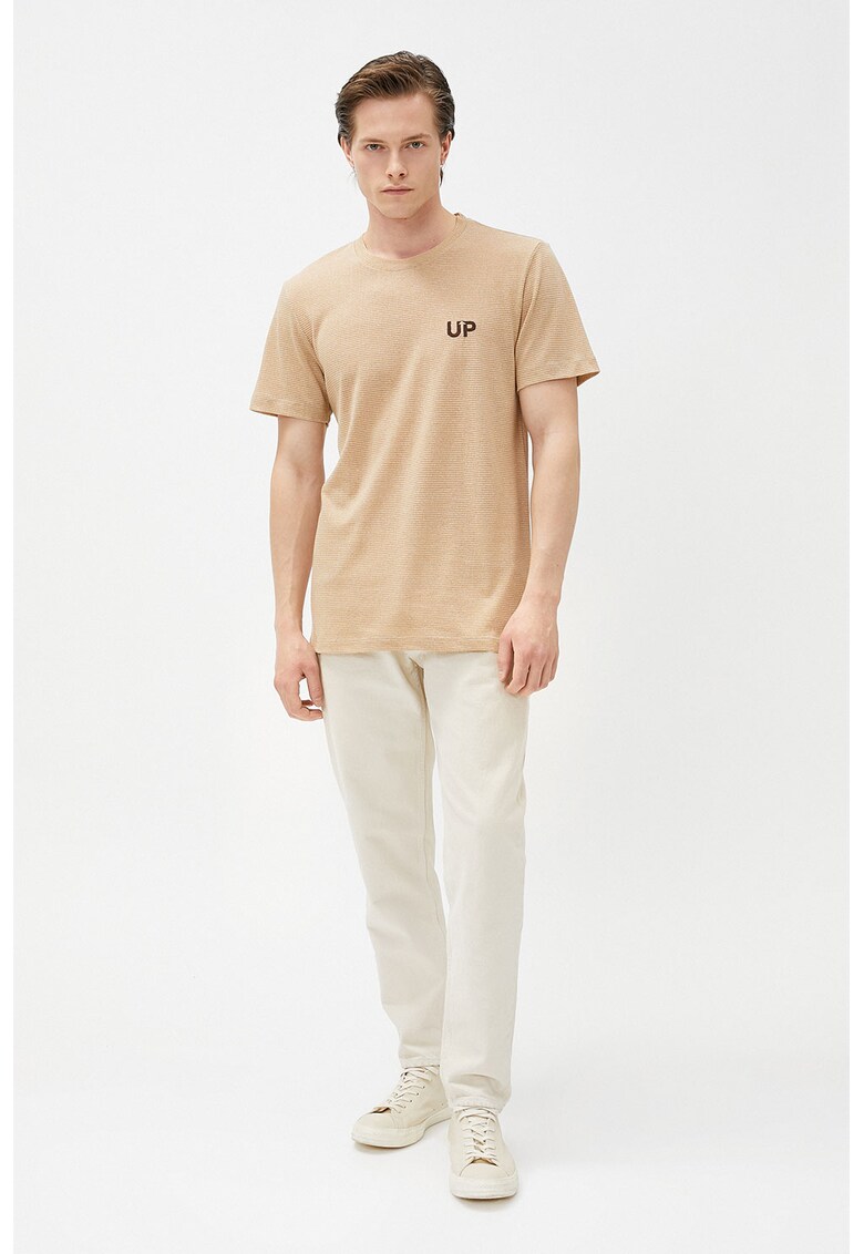 Tricou cu decolteu la baza gatului si detaliu brodat