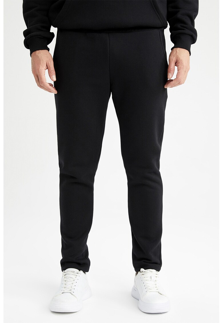 Pantaloni sport cu model uni si buzunare laterale