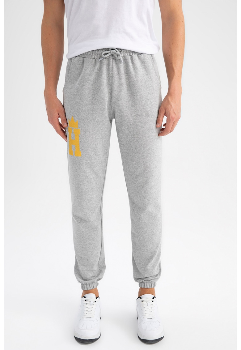Pantaloni sport cu croiala conica si buzunare laterale