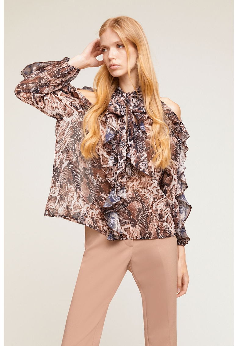 Bluza lejera cu decupaje pe umeri