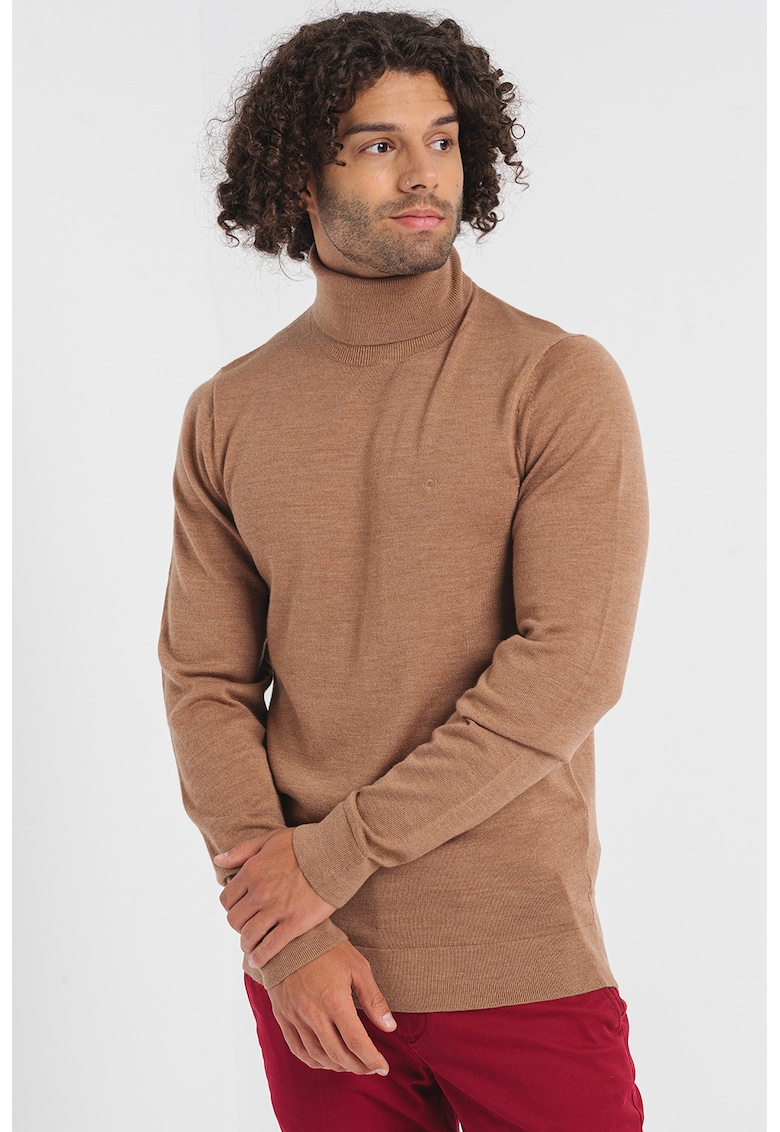 Pulover tricotat fin din lana merinos cu guler inalt