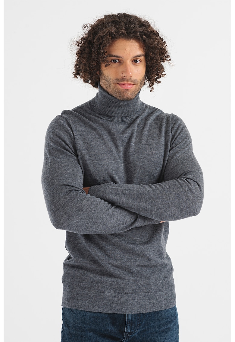 Pulover tricotat fin din lana merinos cu guler inalt