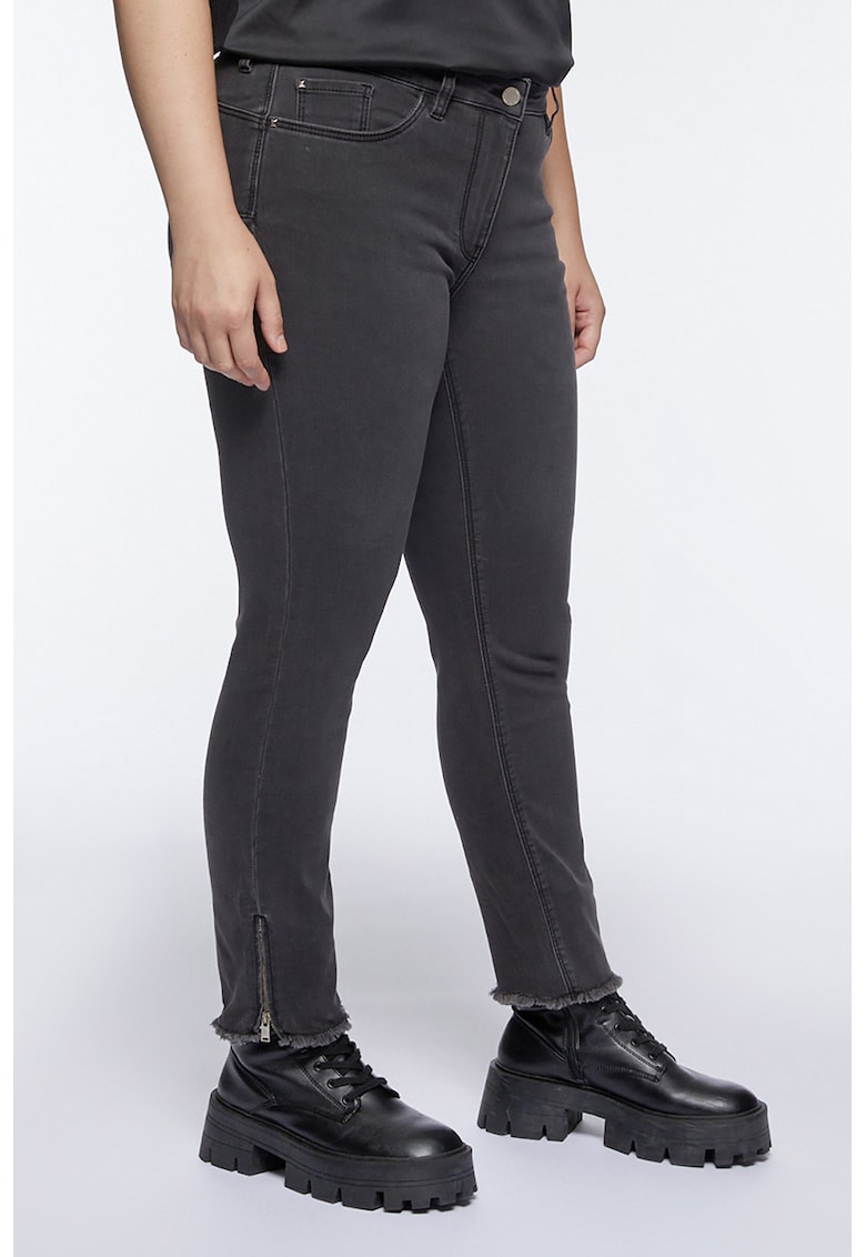 Blugi slim fit cu terminatii nefinisate