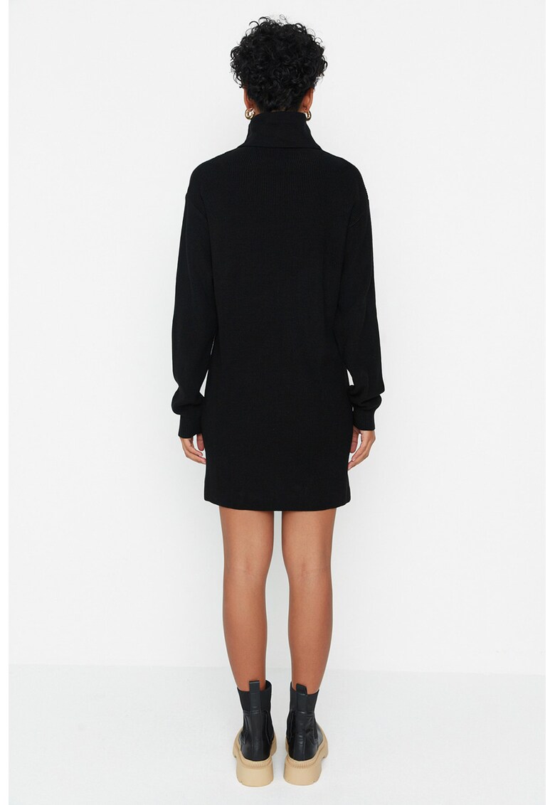 Rochie tricotata fin cu guler inalt
