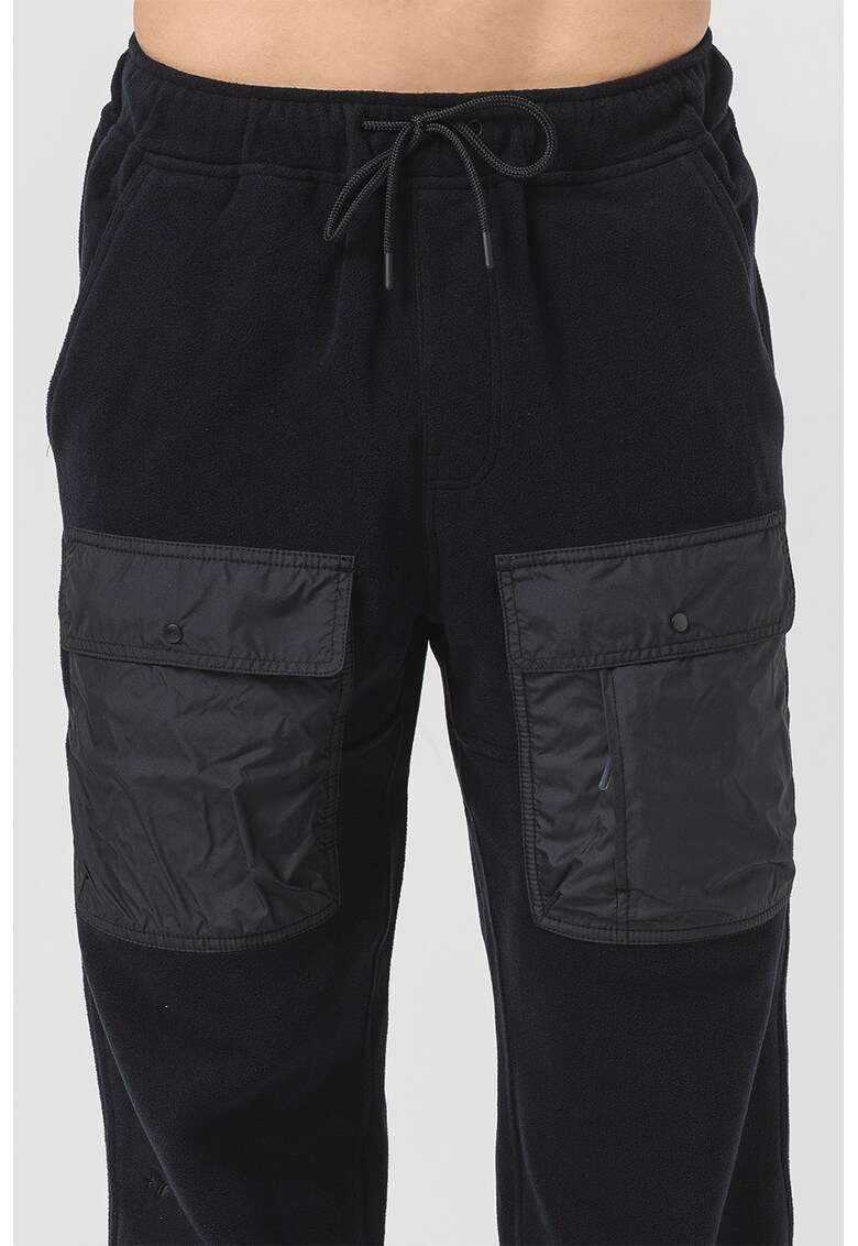 Pantaloni de trening cu buzunare cu clapa