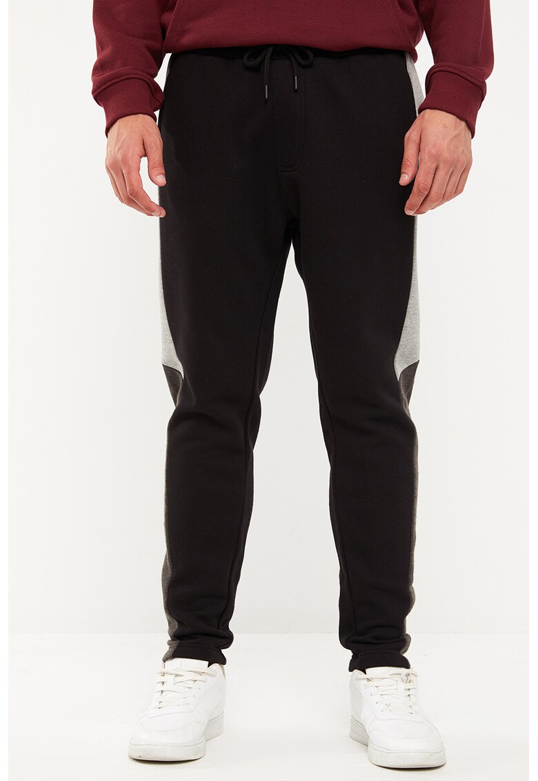 Pantaloni sport cu segmente contrastante