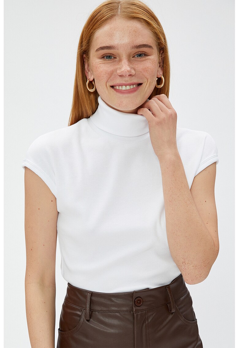Tricou striat cu guler inalt