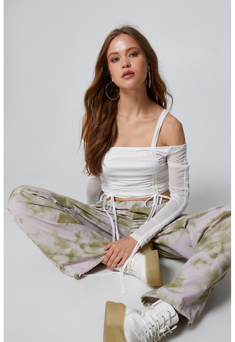 Bluza crop cu umeri decupati si design plisat