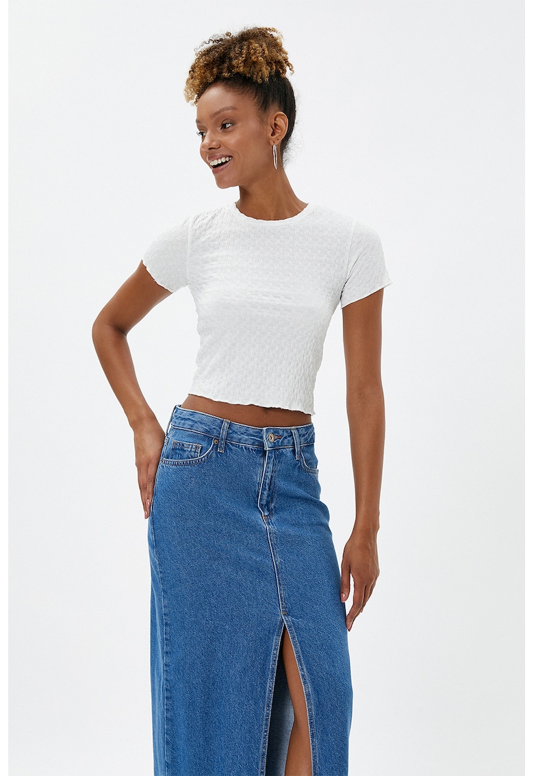Tricou crop cu decolteu la baza gatului si aspect texturat
