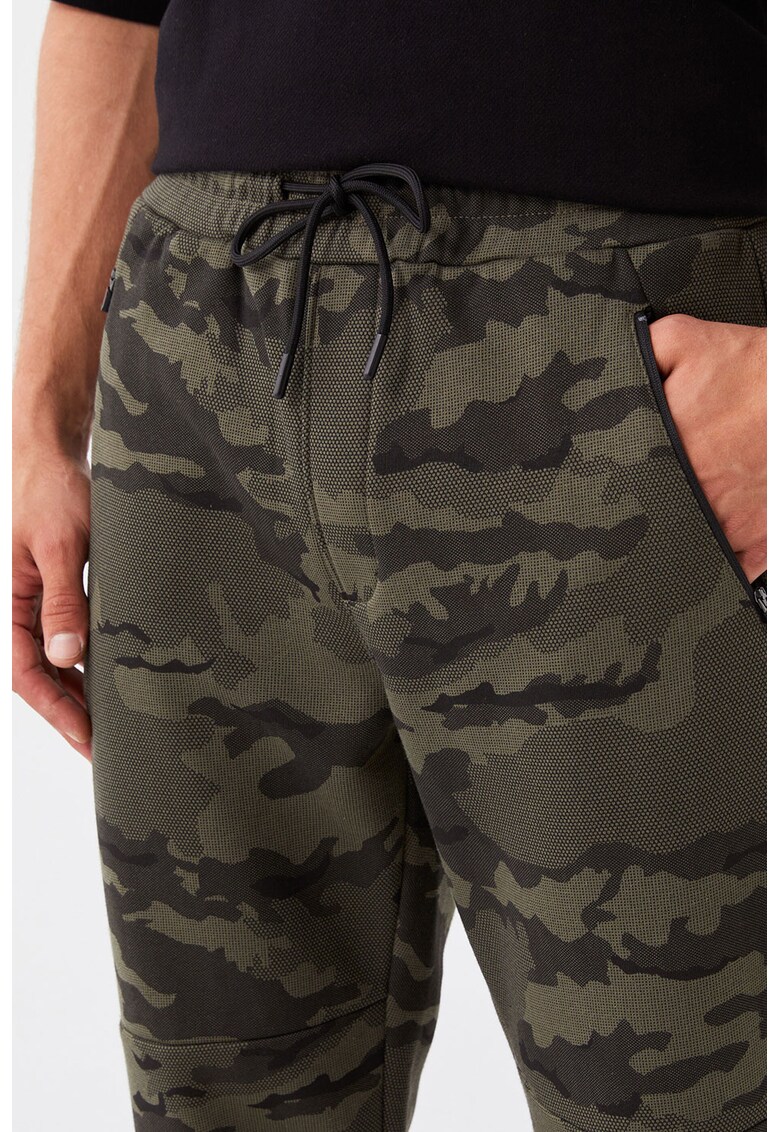 Pantaloni jogger slim fit cu model camuflaj