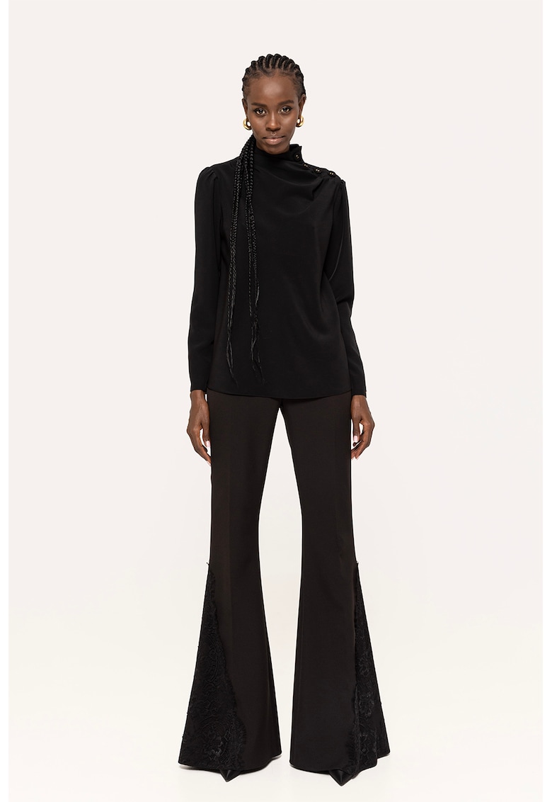 Bluza vaporoasa cu fenta cu nasture pe umar